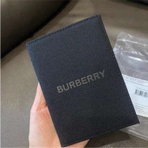 Burberry men’s perfume gift passport holder